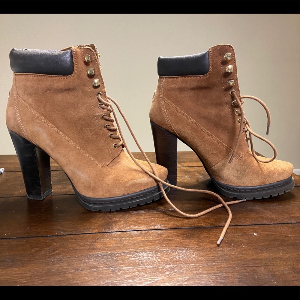 BCBG a heeled booties